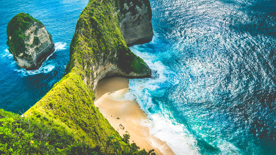 Manta Bay or Kelingking Beach on Nusa Penida Island, Bali